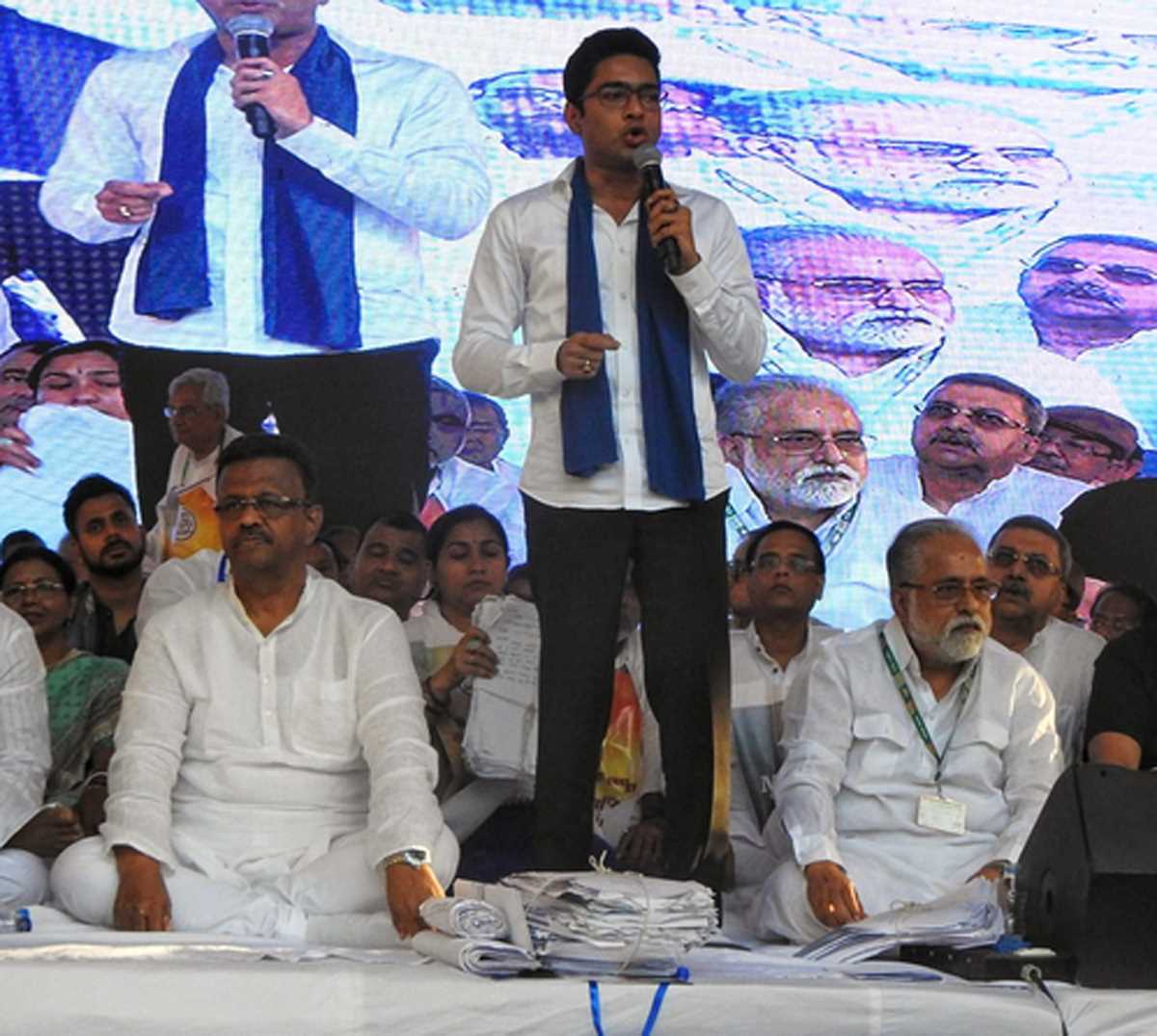 आरएसएस से जुड़ी बांग्ला पत्रिका ने अभिषेक बनर्जी पर नरम रुख अपनाया, बंगाल भाजपा को उठानी पड़ी शर्मिंदगी